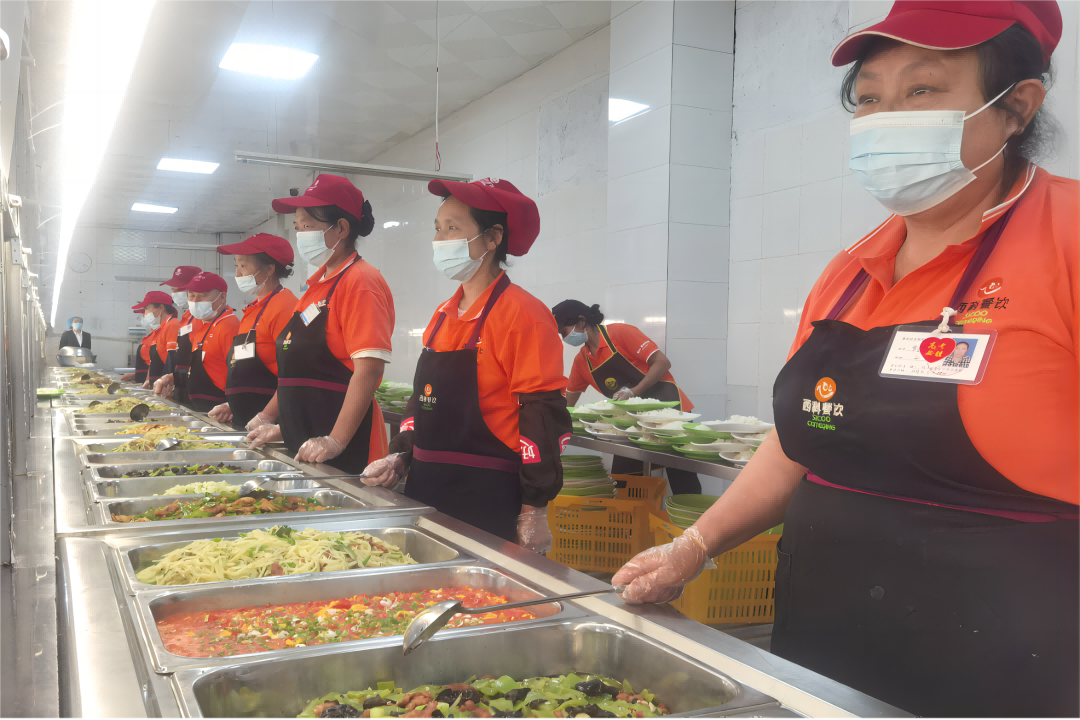 营养三餐 温馨陪同—— pp电子餐饮集团中学项目部全力以赴包管新学期营养餐供应事情